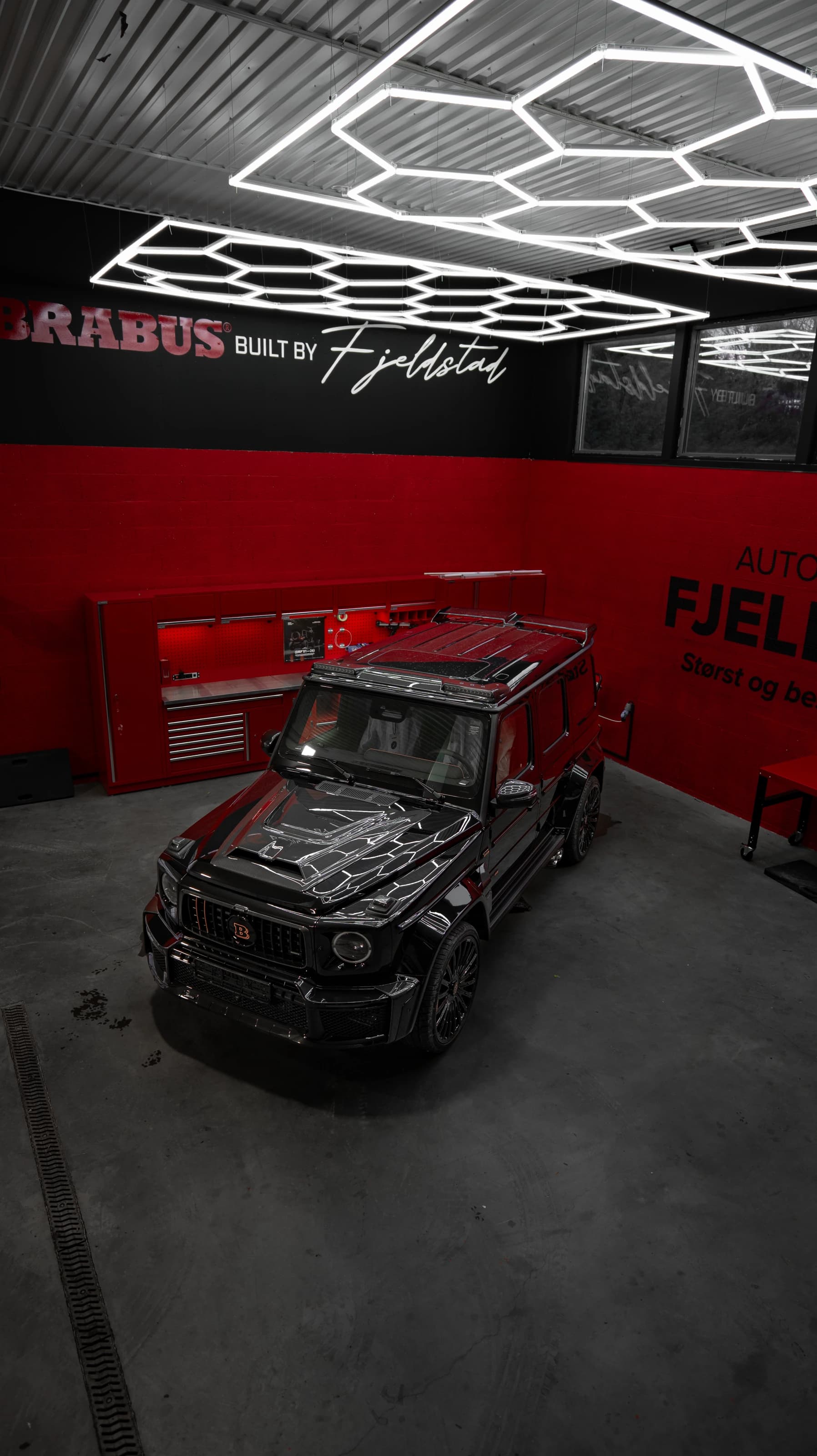 G-Klasse med åpent panser under sekskantet taklys i Brabus-verkstedet.
