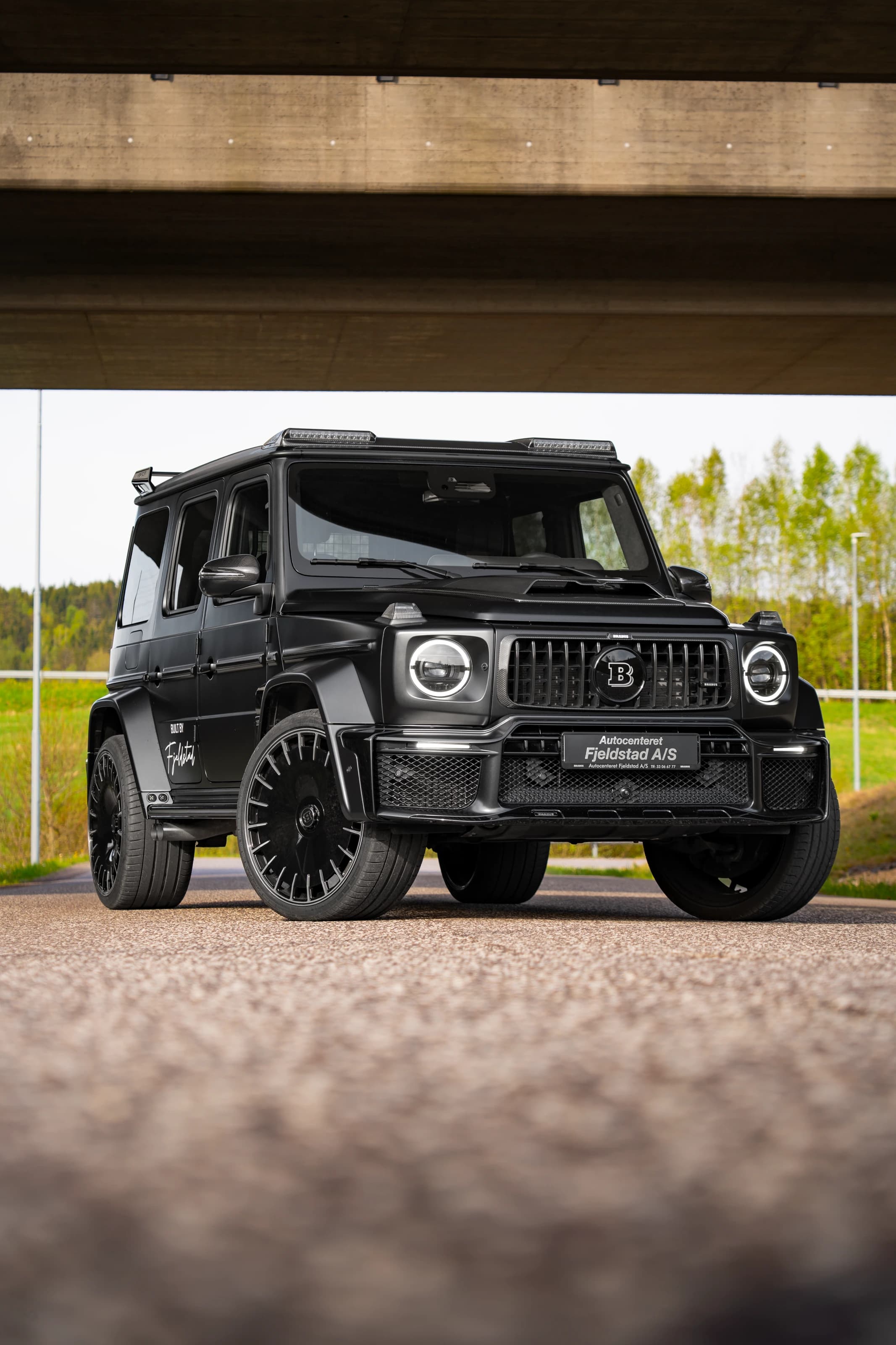 Svart Brabus G-Klasse rett forfra i lav vinkel.