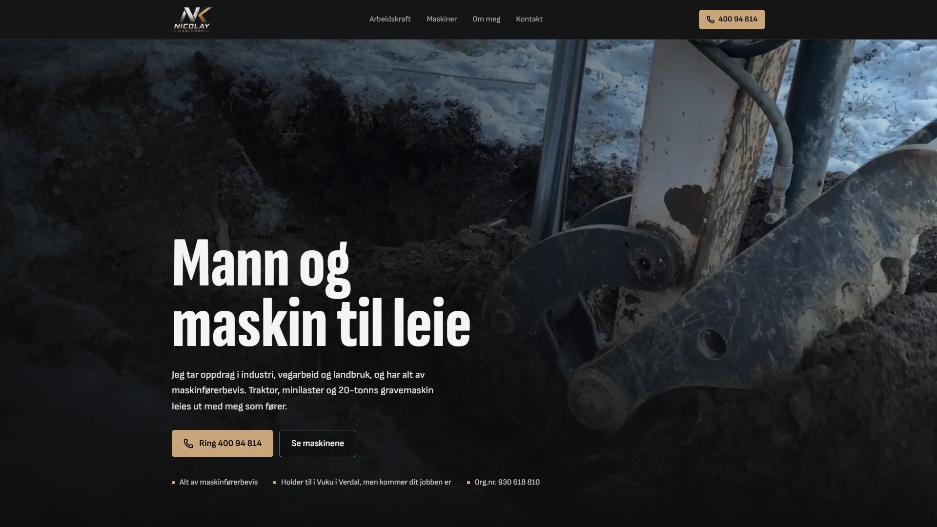 Forsiden til nicolaykarlgaard.no med overskriften «Mann og maskin til leie» over en gravemaskinskuffe i snødekt jord.