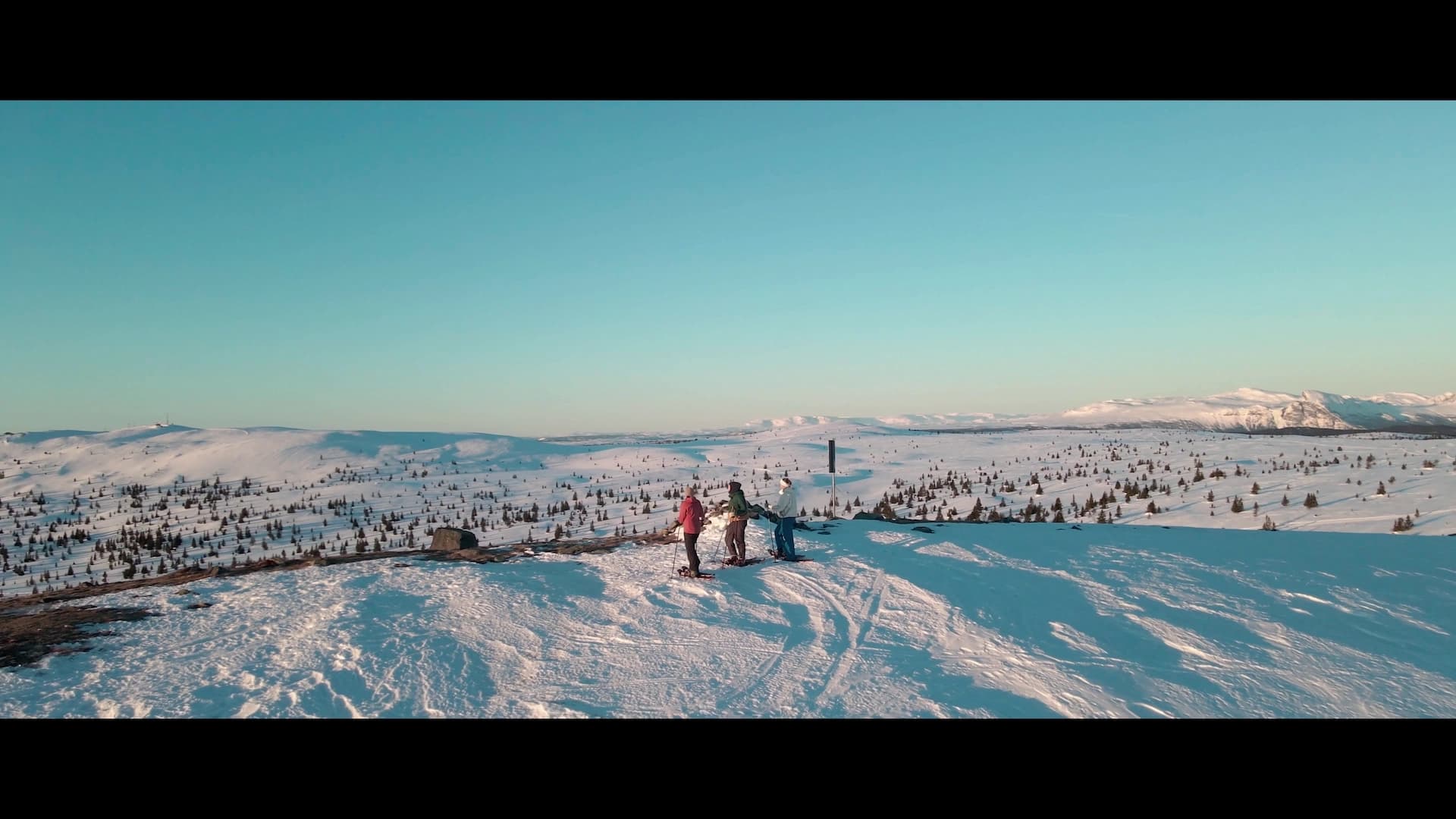 Høyfjellshotell med fjellheimen i bakgrunnen.