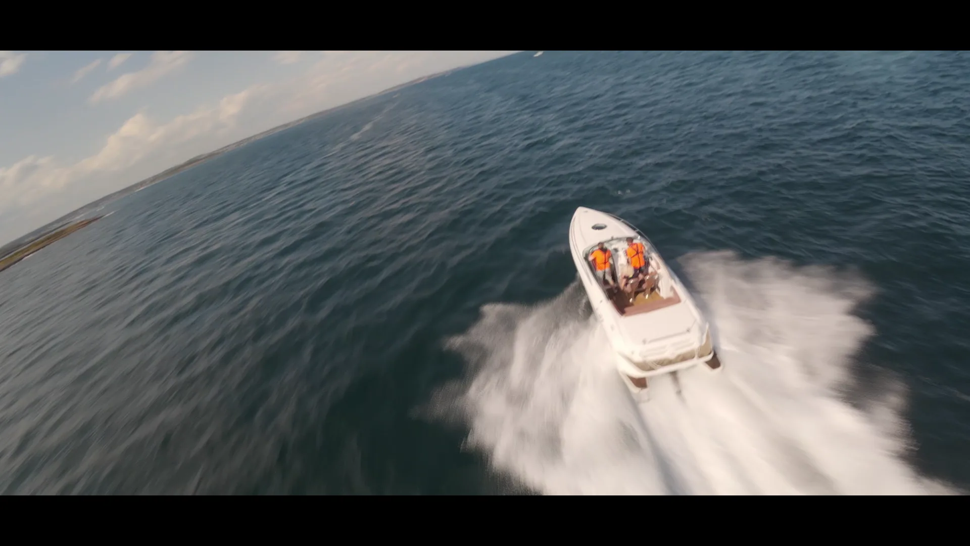 Powerboater i full fart under et Poker Run.