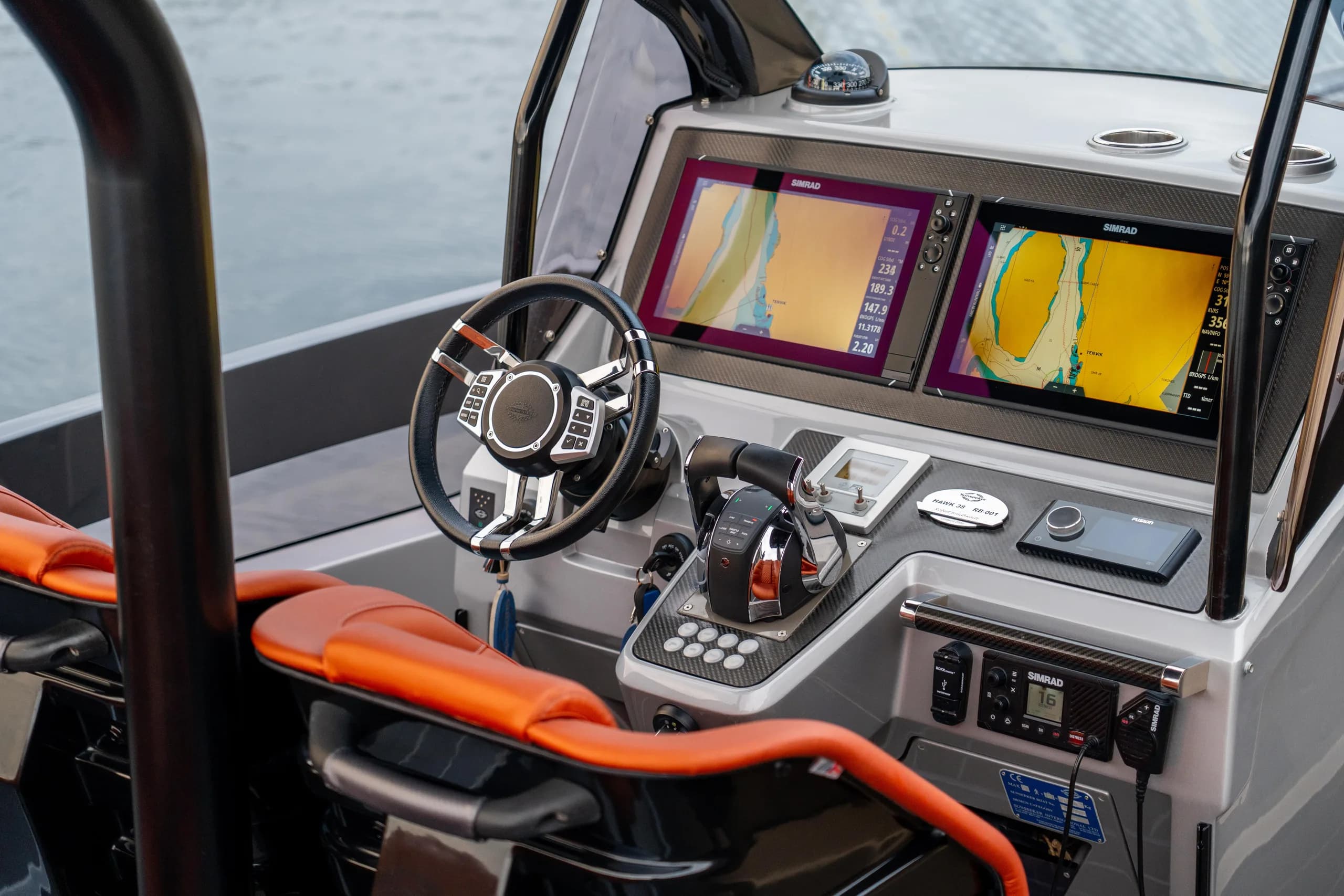 Førerplassen på Sunseeker Hawk 38 med Simrad-skjermer og karbondetaljer.