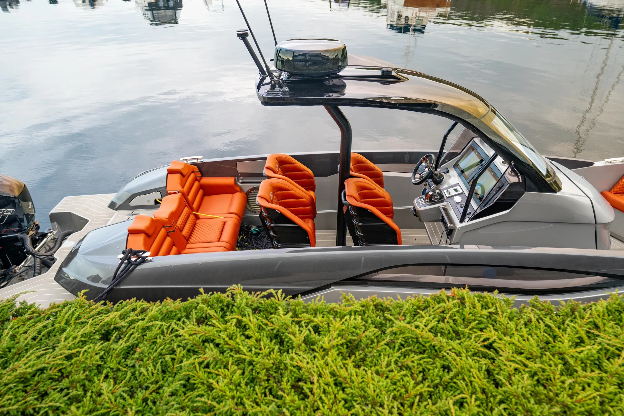 Sunseeker Hawk 38 cockpit med oransje skinnseter sett fra brygga.