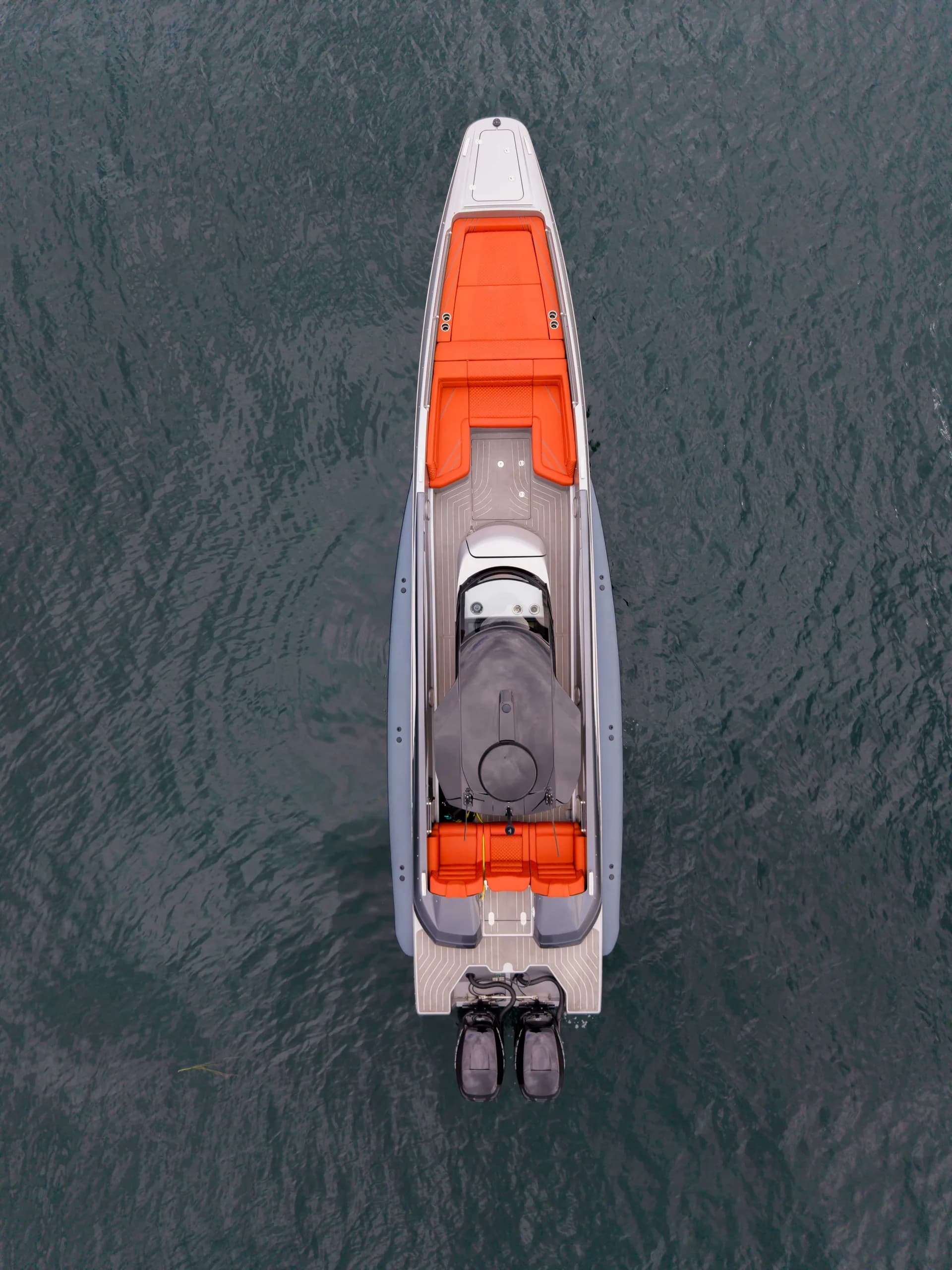 Sunseeker Hawk 38 rett ovenfra med oransje seter og doble utenbordsmotorer.
