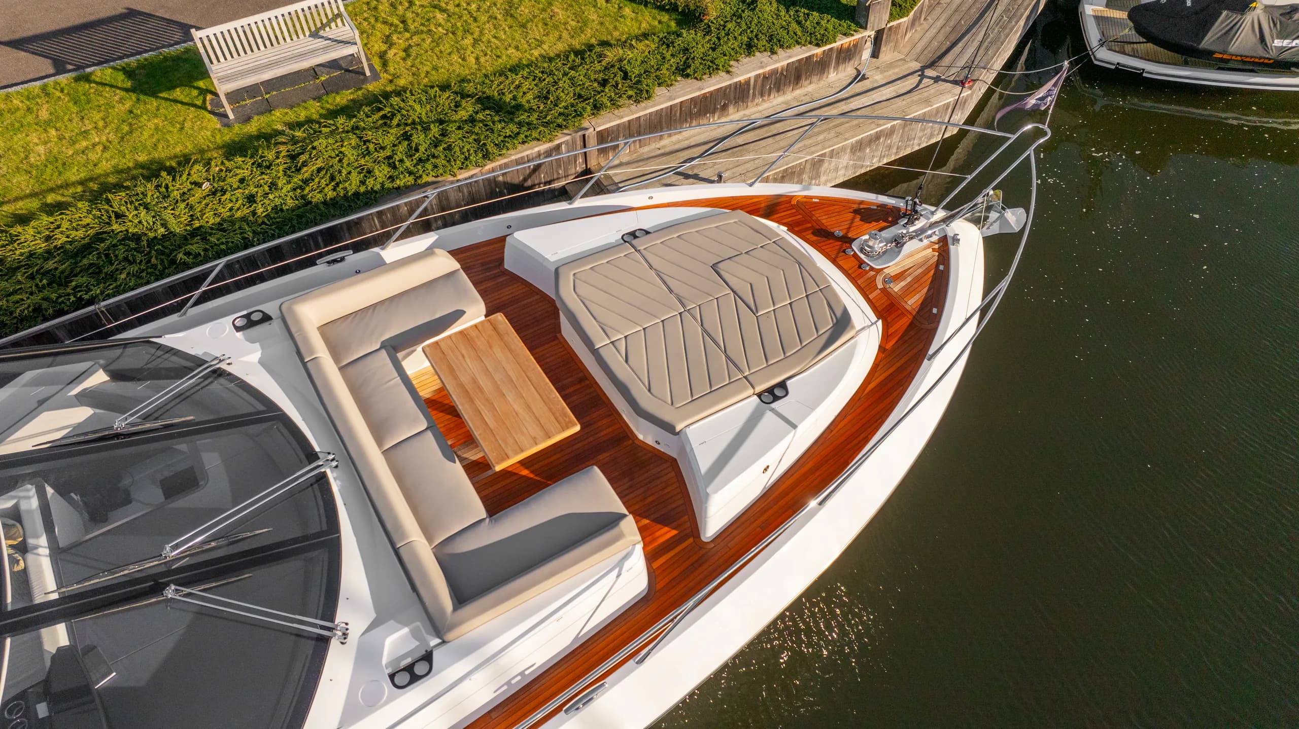 Detalj av baugen på Fairline Targa 47 med teakdekk og sittegruppe.