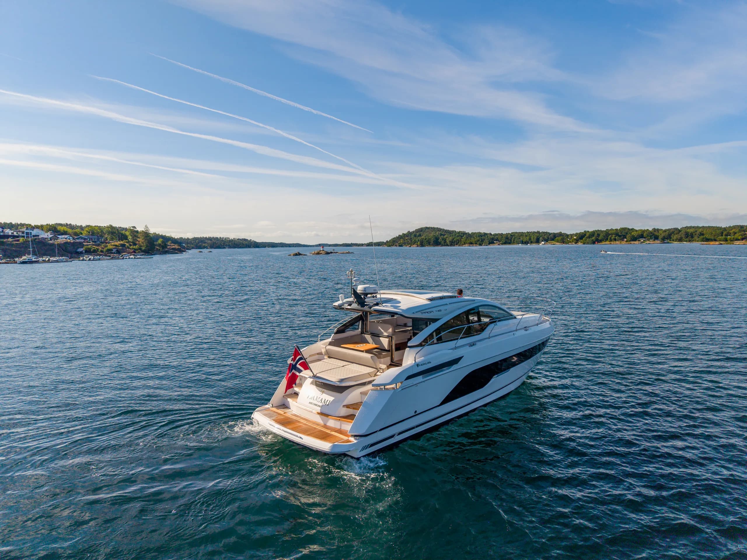 Fairline Targa 47 «Damami» for anker blant holmer på Sørlandet, sett fra drone.