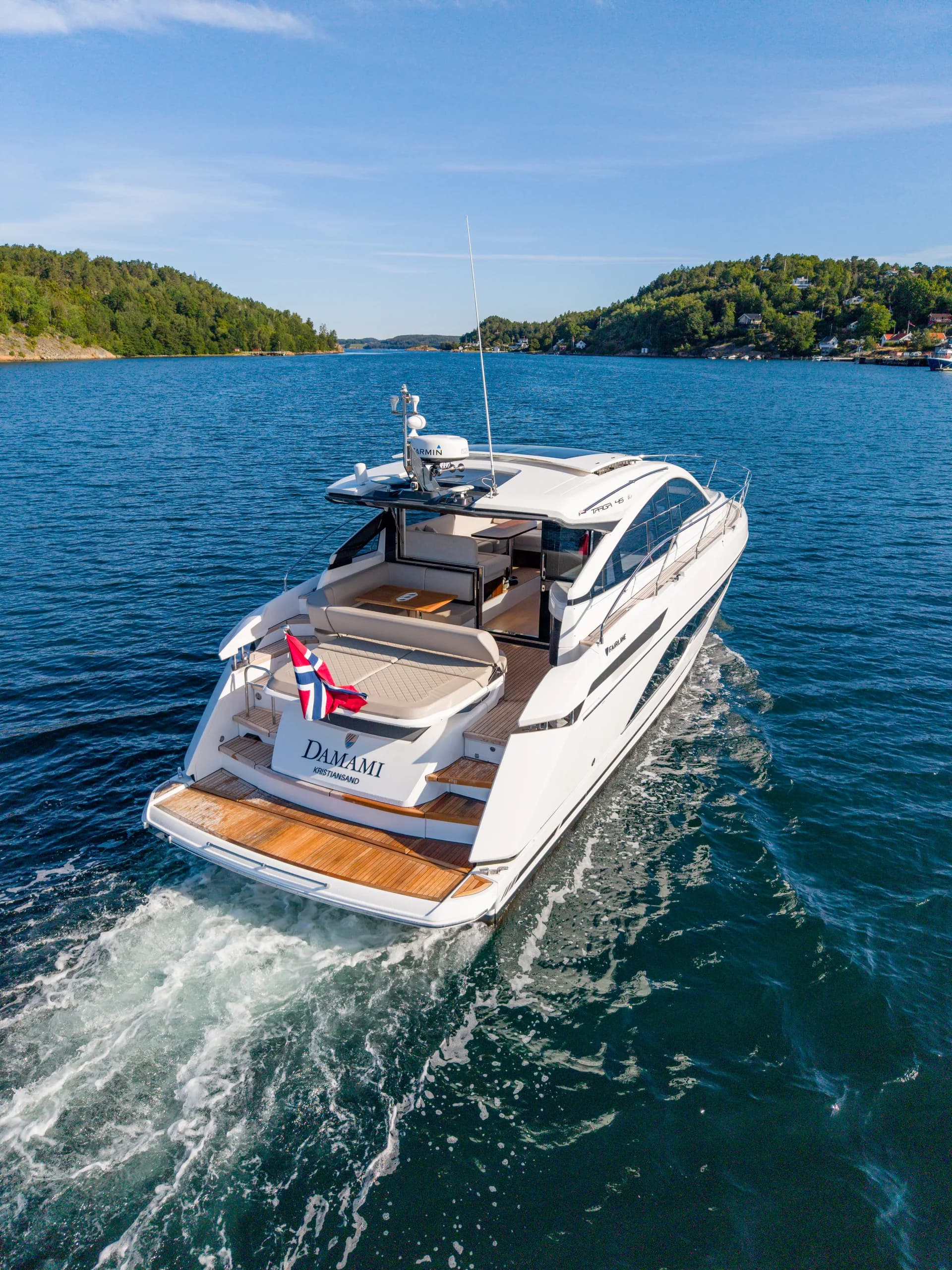 Fairline Targa 47 akterspeil med «Damami»-navneplate og norsk flagg, sett fra drone.