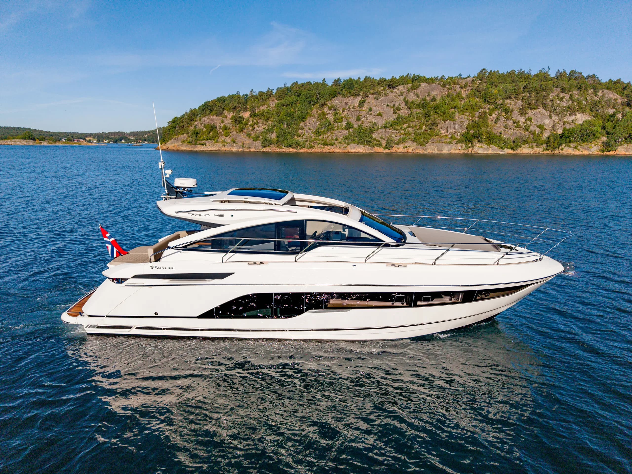 Fairline Targa 47 i profil med skjærgården i bakgrunnen.