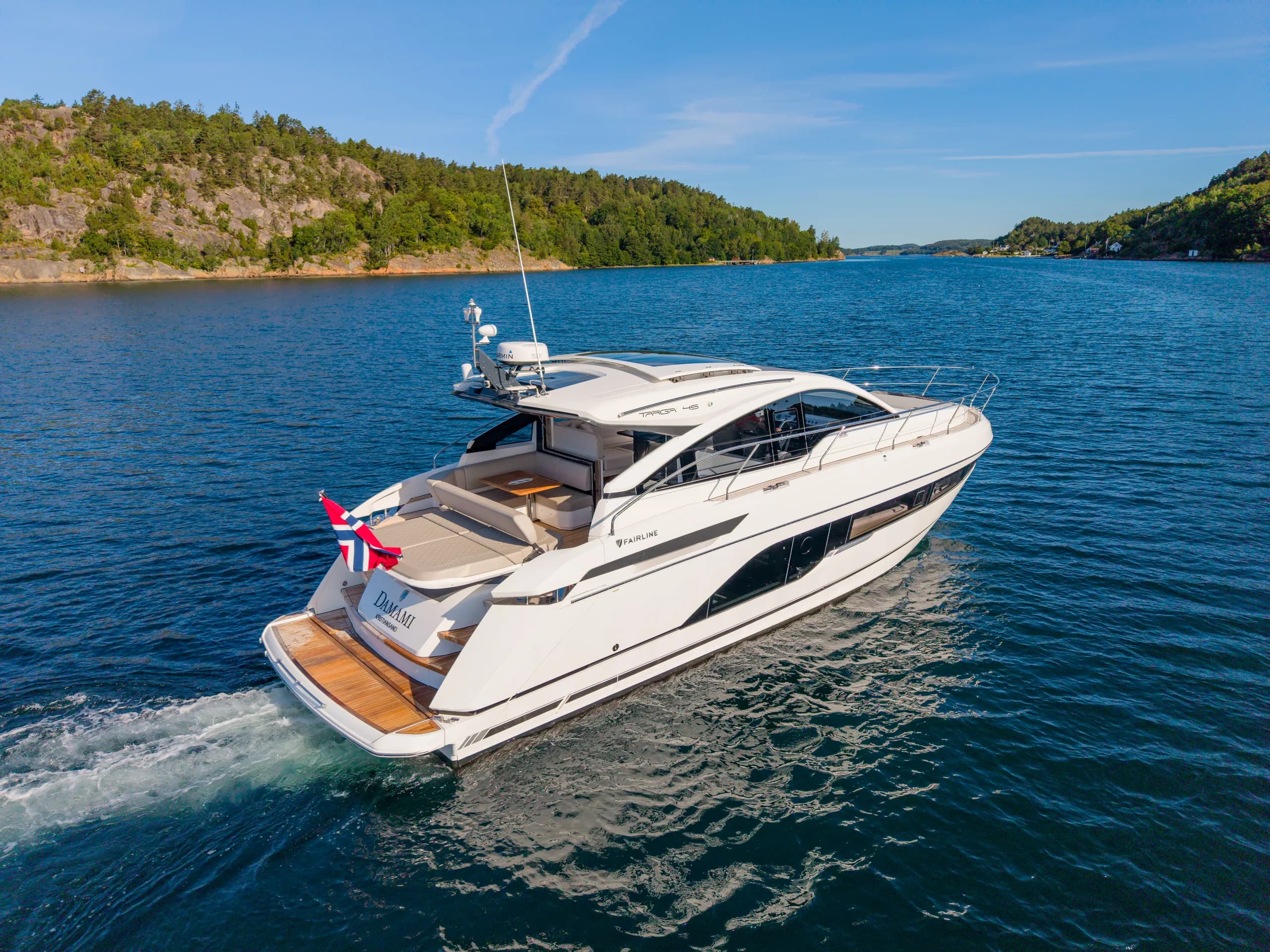 Fairline Targa 47 «Damami» i fart fra styrbord side, dronebilde.